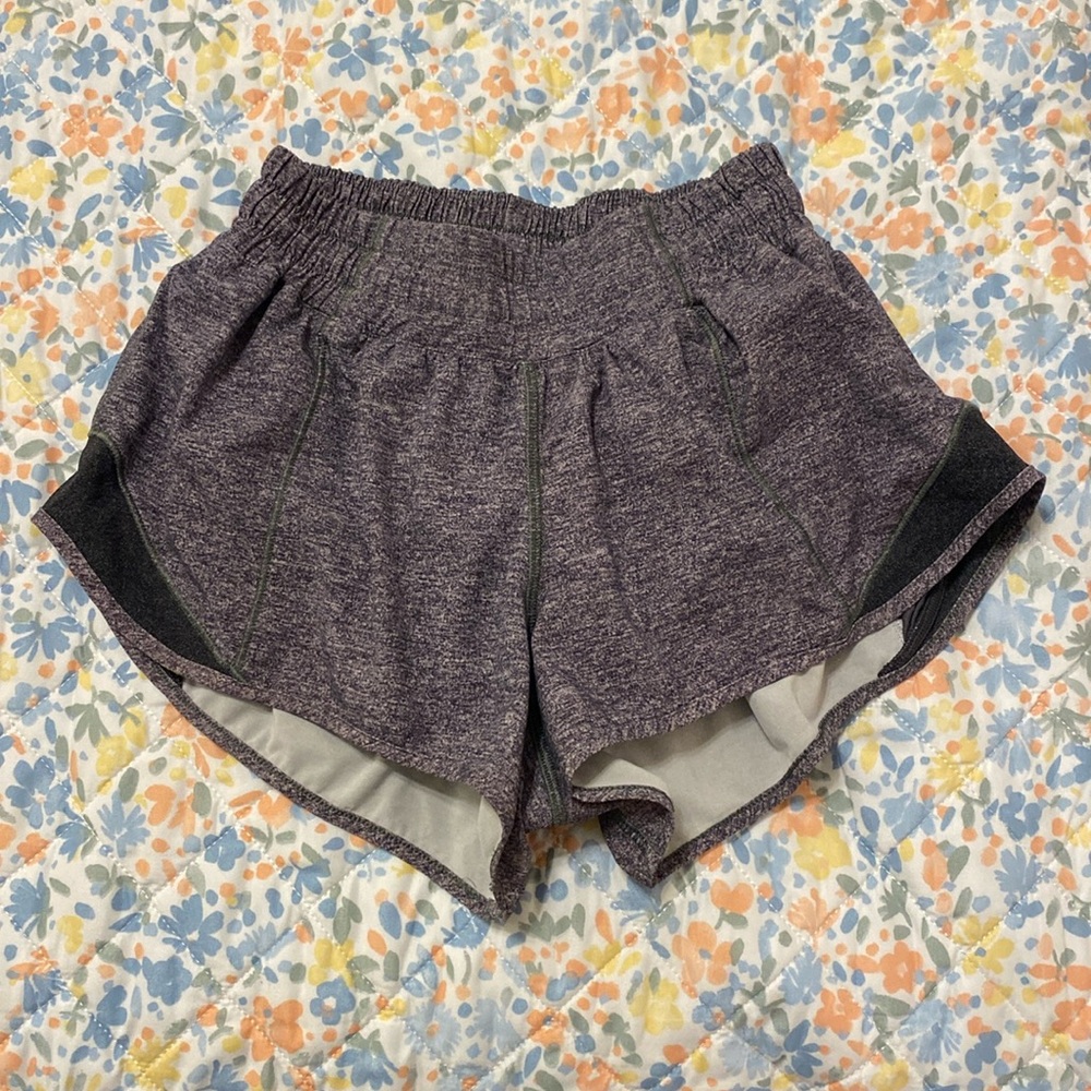 Lululemon Heather Grey Hotty Hots, 2.5in inseam, Size 2, Low-rise